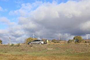 旷野中的车辆与蓝天白云