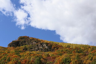 秋日山峦绚丽景致