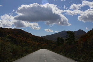 山间公路伴蓝天白云