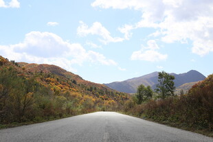 秋日山间公路美景