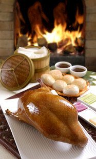 壁炉旁的烤鸡与美味食物