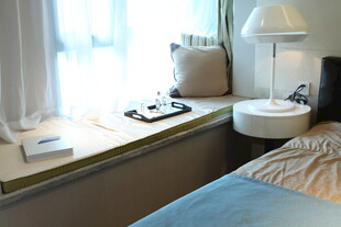 温馨卧室窗边小景