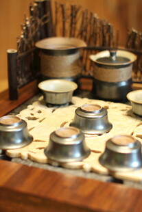 中式茶具摆放在木质台上