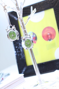 精致银质绿宝石耳饰展示