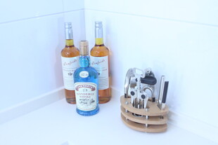 角落的酒具与瓶装酒