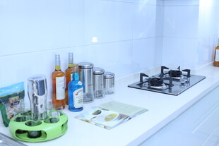 厨房台面的多样物品展示