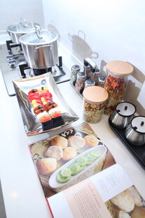 厨房收纳展示多样烹饪用品
