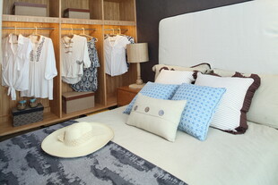 卧室衣柜旁舒适休憩角落