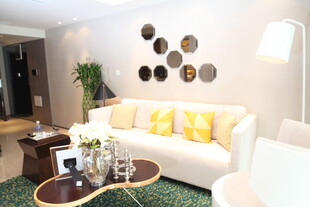 现代简约温馨客厅一角