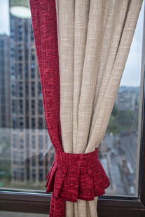 红色绑带装饰的米色窗帘