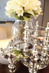 精致银质摆件与素雅鲜花