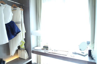 简约衣帽间一角