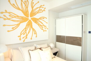 卧室墙面创意黄色树装饰