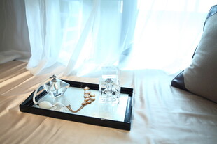 窗边托盘上的精致茶具