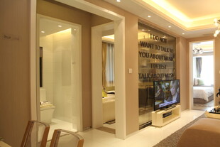 现代简约风客厅与走廊设计