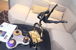 沙发旁的精致摆件与物品