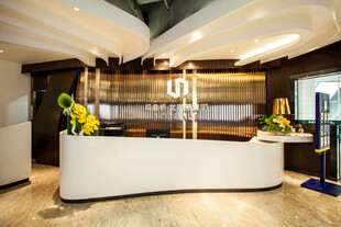 现代风格酒店大堂接待处