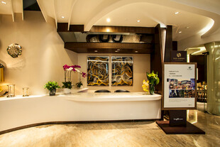 酒店大堂接待处优雅场景