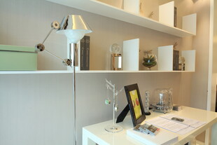 简约温馨的室内书桌一角