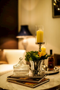 温馨室内餐桌精致布置