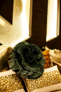 精致装饰花与礼品盒