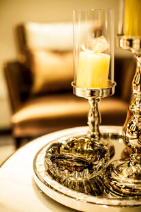 精致烛台装点优雅餐桌