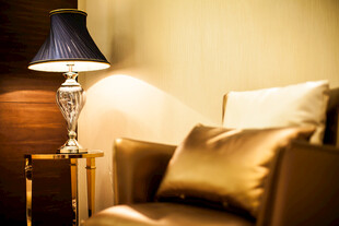 奢华沙发旁的精致台灯