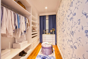 优雅蓝白调步入式衣帽间