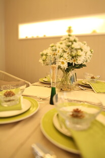 精致餐桌布置 清新花艺