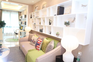 温馨客厅沙发与置物架设计