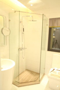 现代简约风格玻璃淋浴房