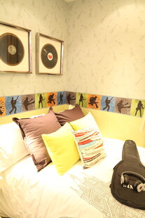 温馨卧室舒适床铺装饰图