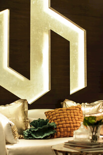 现代客厅沙发区温馨场景