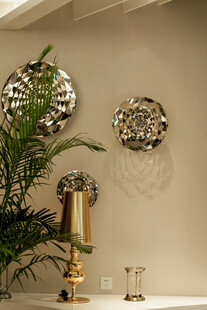 墙面金属装饰与绿植搭配