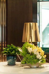 精致台灯搭配花卉摆件
