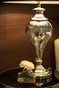 复古玻璃油灯与装饰摆件