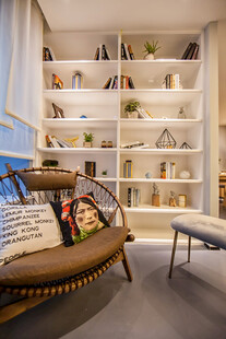 舒适温馨的室内休闲阅读角落