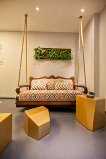 温馨客厅沙发绿植装饰场景