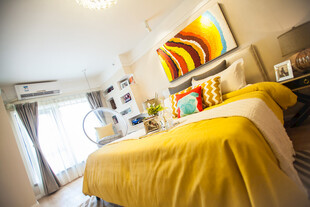 温馨明亮的卧室空间