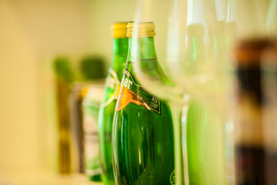 绿色啤酒瓶与酒杯陈列