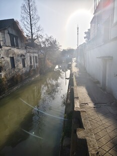 水乡晨光中的小巷