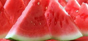 新鲜多汁的切块西瓜