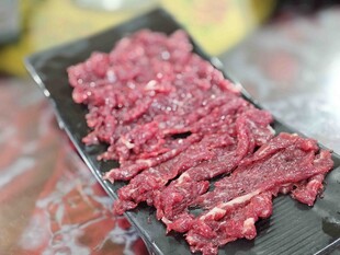 新鲜牛肉切片展示