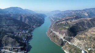 壮丽峡谷中的碧绿江水