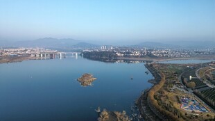 湖畔城市风光全景