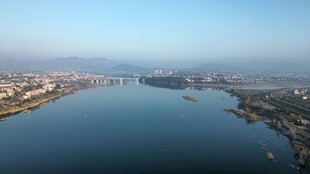 俯瞰宁静宽阔的城市河流