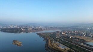 城市河畔全景航拍图