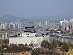 古城楼畔的城市山水风光
