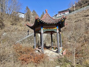 山间古朴凉亭