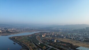 城市河畔风光俯瞰图
